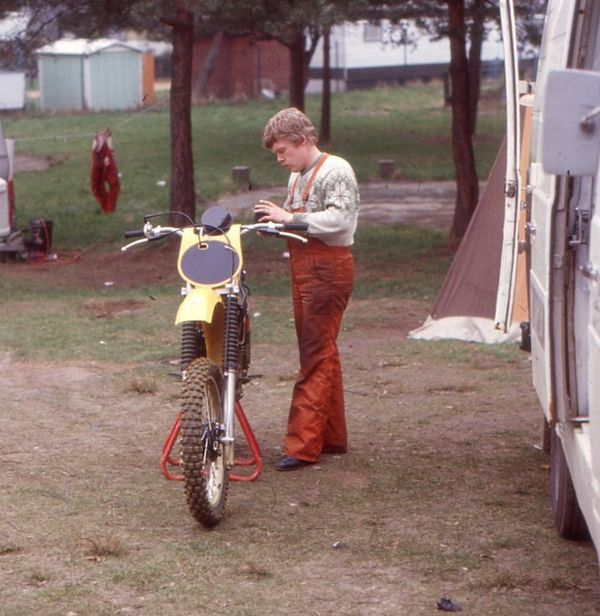 Göte Liljegrenin mekaanikko Kimmo Suvinen sorvin äärellä 1980